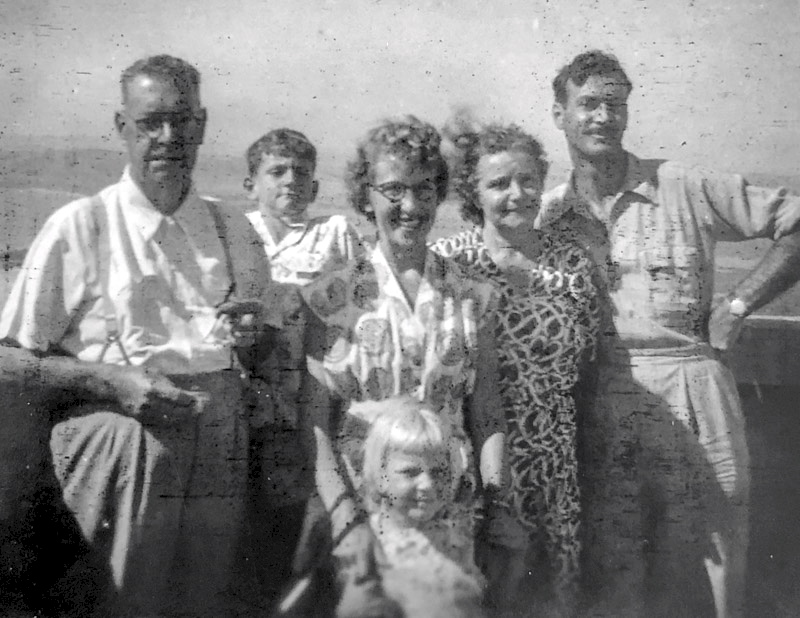 Lindsay, Lindsay (grandson), Joan (daughter-in-law)), Kerrie (granddaughter), Eva (wife), Albert (son)