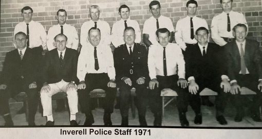 Inverell Police Station staff in 1971. Inverell Police Station staff in 1971Inverell Police Station staff in 1971<p> Rear Row ( L - R ) ?, ?, ?, ?, ?, ?, ? Front Row ( L - R ) ?, Alan BROWN # , ?, ?, ?, ?, ?<P>